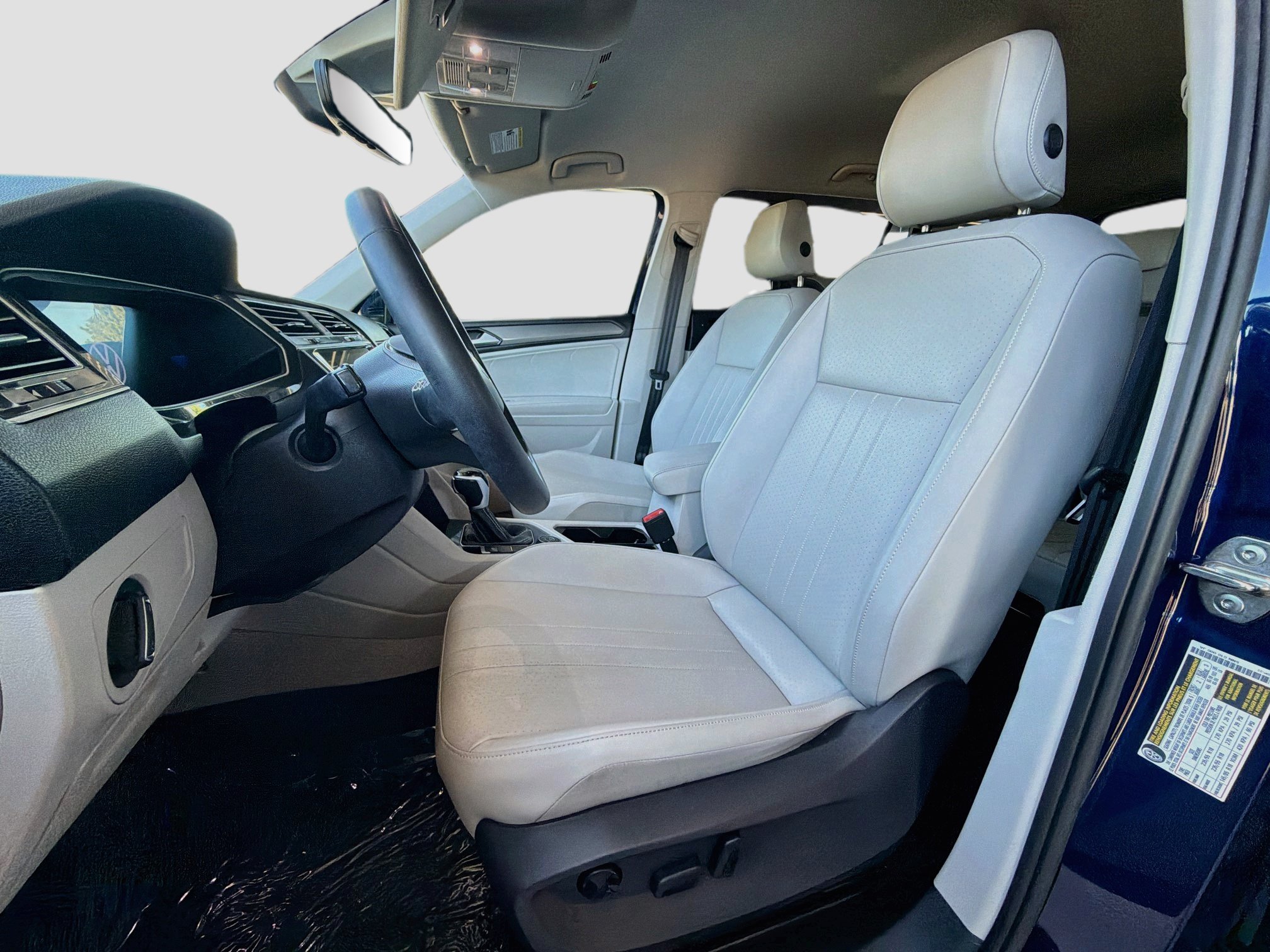 Used 2023 Volkswagen Tiguan SE AWD/4WD image 13