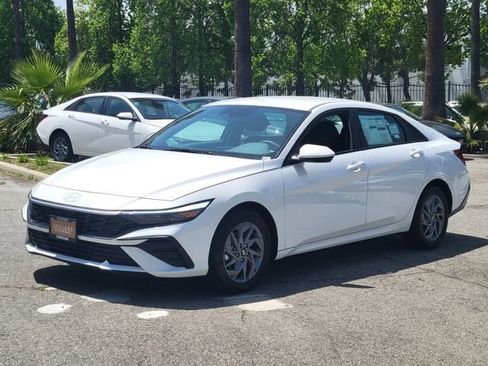 New 2026 Hyundai Elantra Hybrid FWD image 2
