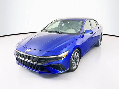 Used 2025 Hyundai Elantra SEL FWD image 3