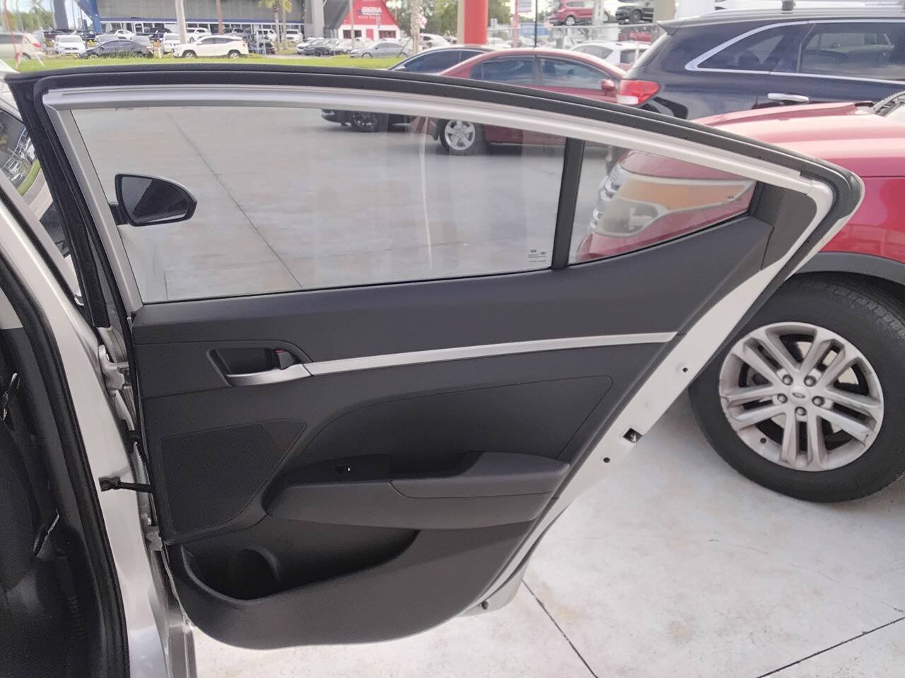 Used 2019 Hyundai Elantra SE w/ Cargo Package FWD image 6
