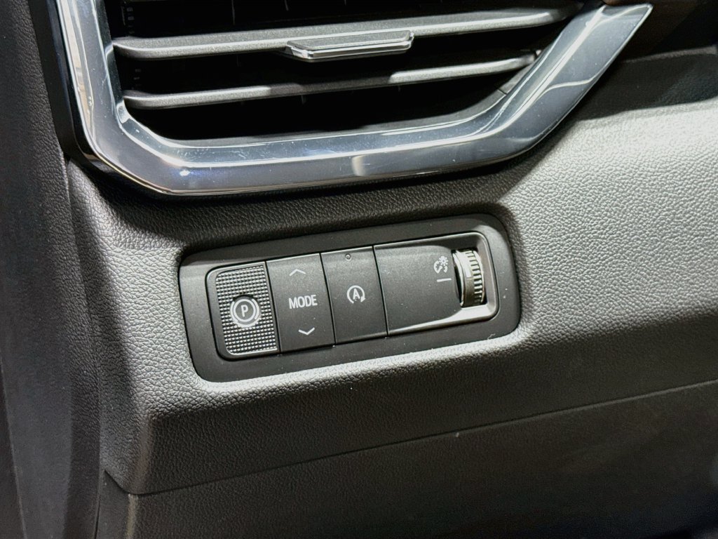 New 2027 GMC Acadia Denali Ultimate w/ LPO, Black Badging Package FWD image 10