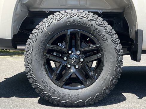 New 2026 Chevrolet Silverado 1500 Custom Trail Boss w/ LPO, Dark Essentials Package AWD/4WD image 38