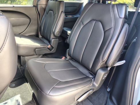 New 2026 Chrysler Pacifica Select image 22