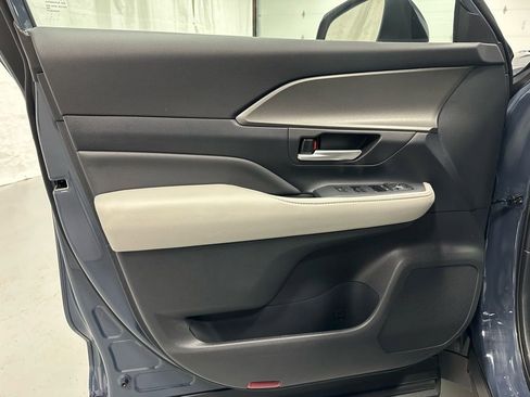 Used 2025 Toyota Grand Highlander AWD image 8