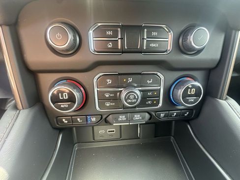Used 2024 Chevrolet Suburban High Country image 17