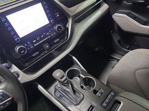 Used 2021 Toyota Highlander L image 25