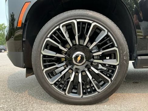 Used 2025 Chevrolet Suburban High Country AWD/4WD image 13