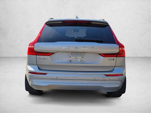 Used 2022 Volvo XC60 B5 Momentum image 6