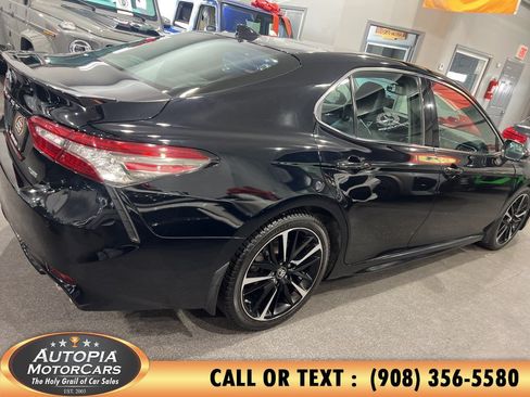 Used 2018 Toyota Camry XLE FWD image 7