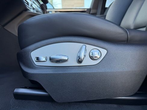 Used 2025 Porsche Macan AWD/4WD image 28