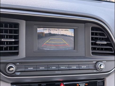 Used 2020 Hyundai Elantra SE FWD image 8