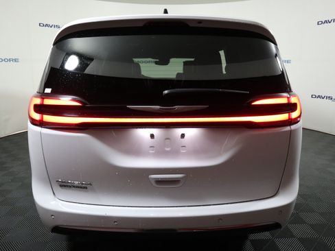 Used 2025 Chrysler Pacifica Select FWD image 7