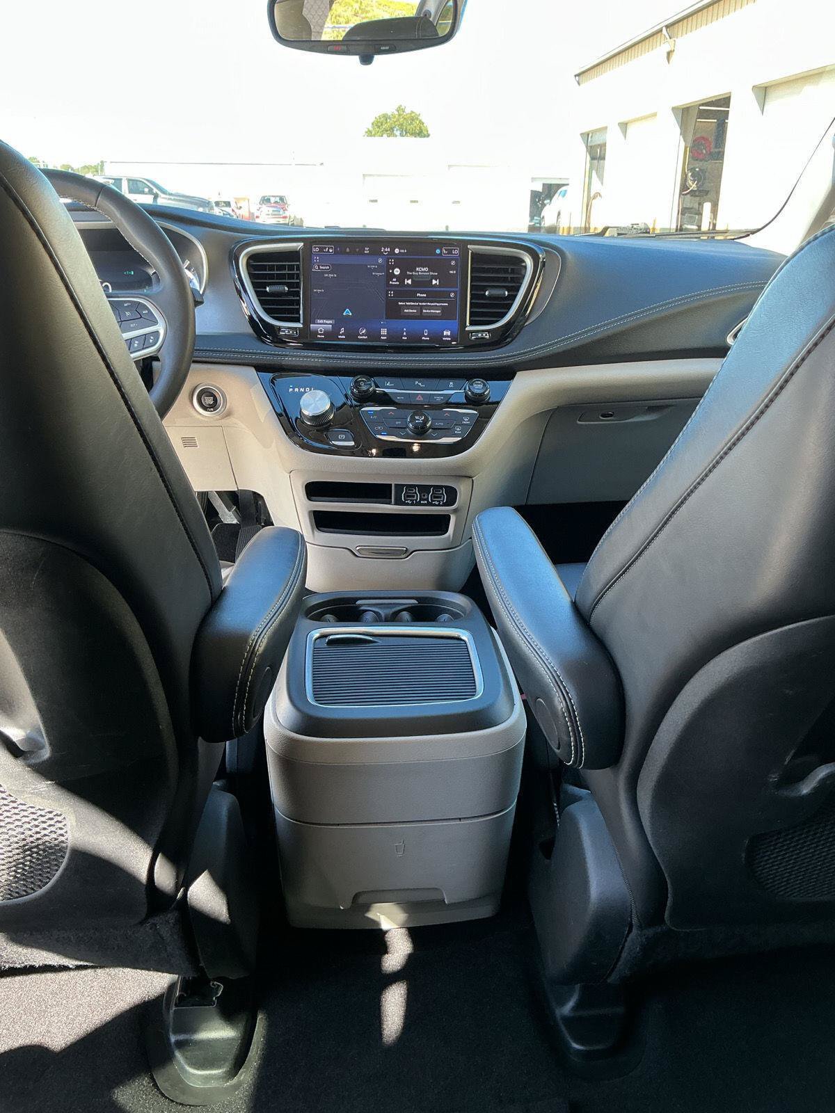 Used 2024 Chrysler Pacifica Limited FWD image 18