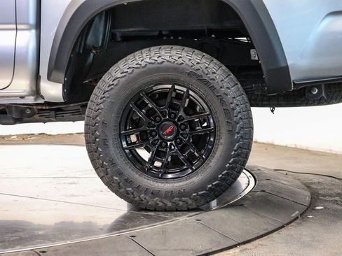 Used 2017 Toyota Tacoma TRD Off-Road AWD/4WD image 10