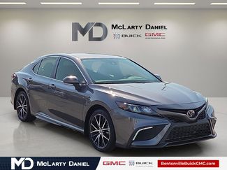 Used 2022 Toyota Camry SE image 1