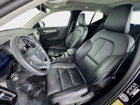 Used 2023 Volvo XC40 B4 Ultimate image 12