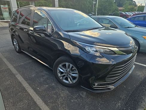 Used 2025 Toyota Sienna XLE w/ XLE Plus Package AWD/4WD image 3