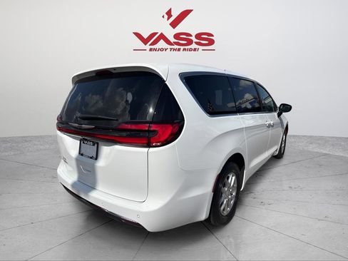 New 2026 Chrysler Pacifica Select image 6