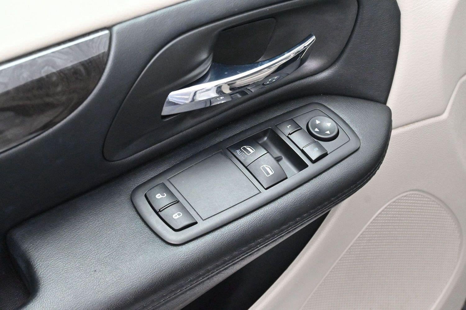 Used 2017 Dodge Grand Caravan SE FWD image 10