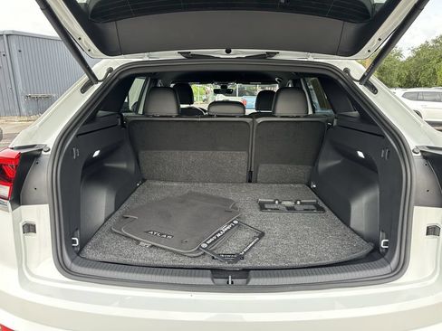 Used 2024 Volkswagen Atlas Cross Sport SE FWD image 7