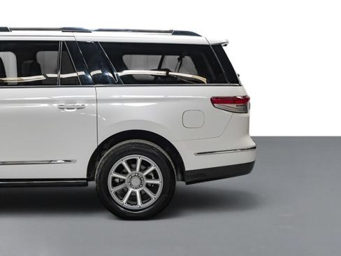Used 2022 Lincoln Navigator L Reserve AWD/4WD image 11