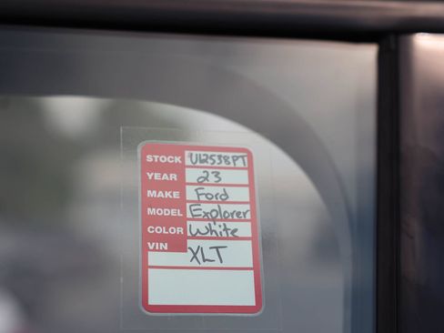 Used 2023 Ford Explorer XLT AWD/4WD image 41