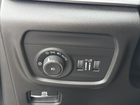 Used 2022 Jeep Grand Cherokee L Overland w/ Luxury Tech Group IV AWD/4WD image 38