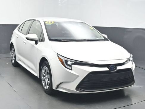 Used 2024 Toyota Corolla LE FWD image 2