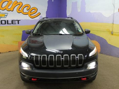 Used 2017 Jeep Cherokee Trailhawk AWD/4WD image 3