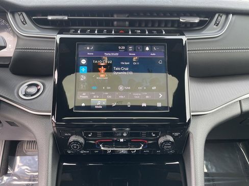 New 2025 Jeep Grand Cherokee Altitude image 12