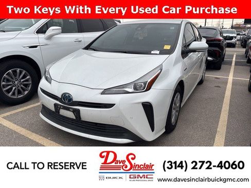 Used 2022 Toyota Prius LE image 1