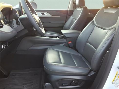 Used 2025 Ford Explorer Active w/ Active Comfort Package image 16