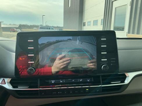 Used 2023 Toyota Sienna XLE image 19