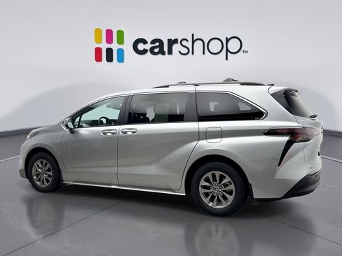 Used 2025 Toyota Sienna XLE w/ XLE Plus Package FWD image 3