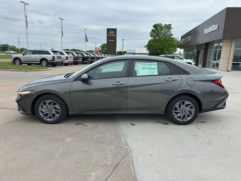 New 2026 Hyundai Elantra Hybrid FWD image 7