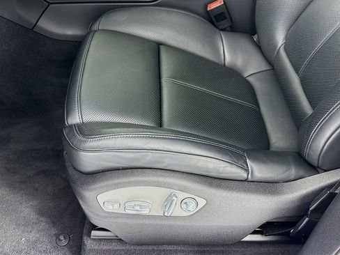 Certified 2025 Porsche Macan image 13