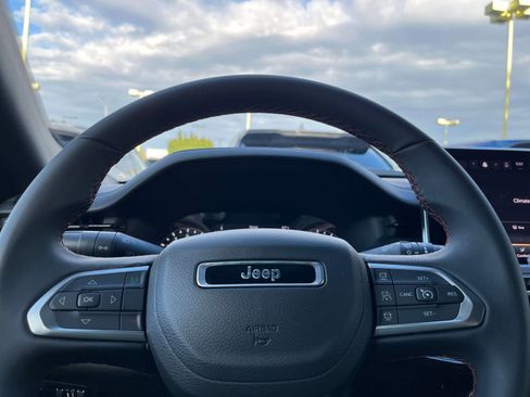 Used 2025 Jeep Compass Trailhawk image 29