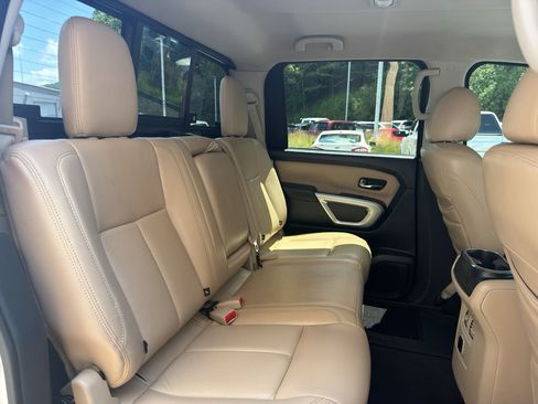 Used 2018 Nissan Titan SV w/ SV Convenience Package AWD/4WD image 18