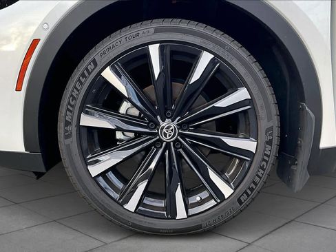 New 2025 Toyota Crown Platinum image 11