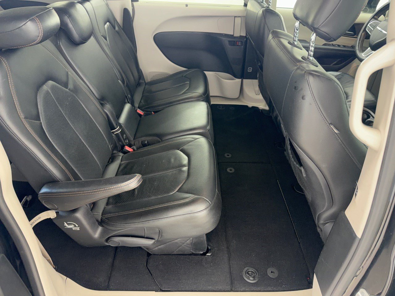 Used 2019 Chrysler Pacifica Touring-L FWD image 29