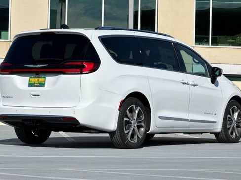 New 2026 Chrysler Pacifica Pinnacle image 4