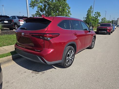 Used 2021 Toyota Highlander XLE AWD/4WD image 3