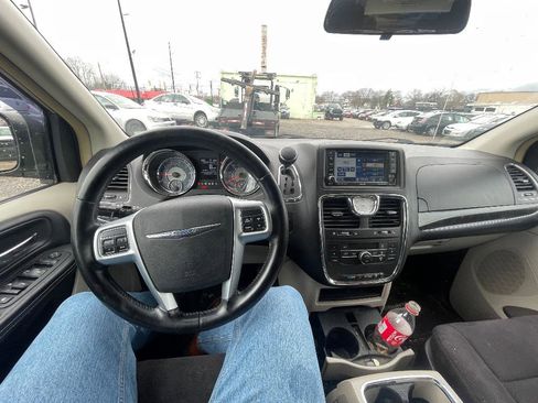 Used 2011 Chrysler Town & Country Touring image 14