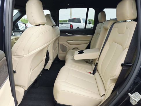 Used 2023 Jeep Grand Cherokee Limited w/ Luxury Tech Group II AWD/4WD image 13