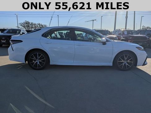 Used 2024 Toyota Camry SE image 4