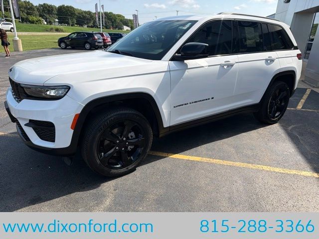 Used 2024 Jeep Grand Cherokee Altitude AWD/4WD image 3