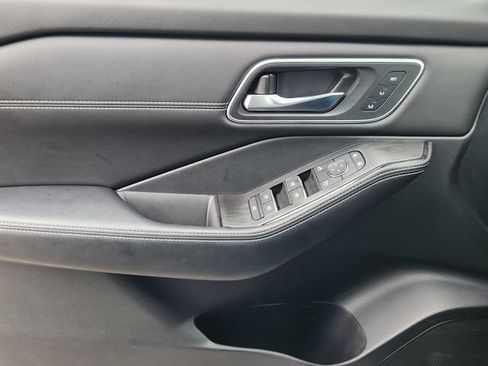 Used 2025 Nissan Rogue Platinum FWD image 23