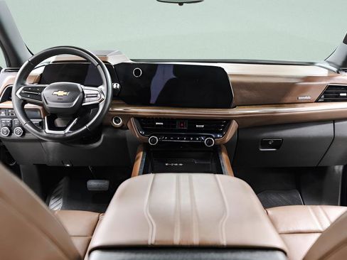 Used 2025 Chevrolet Suburban High Country image 10