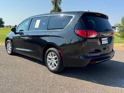Used 2023 Chrysler Voyager LX FWD image 4