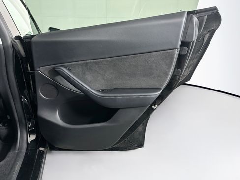 Used 2022 Tesla Model Y Long Range AWD/4WD image 29
